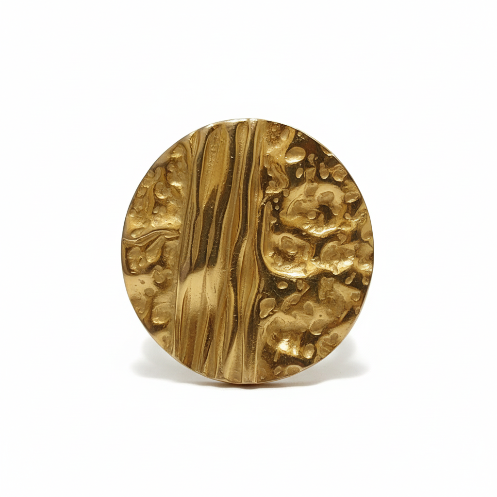 Bague dorée - rendu studio professionnel