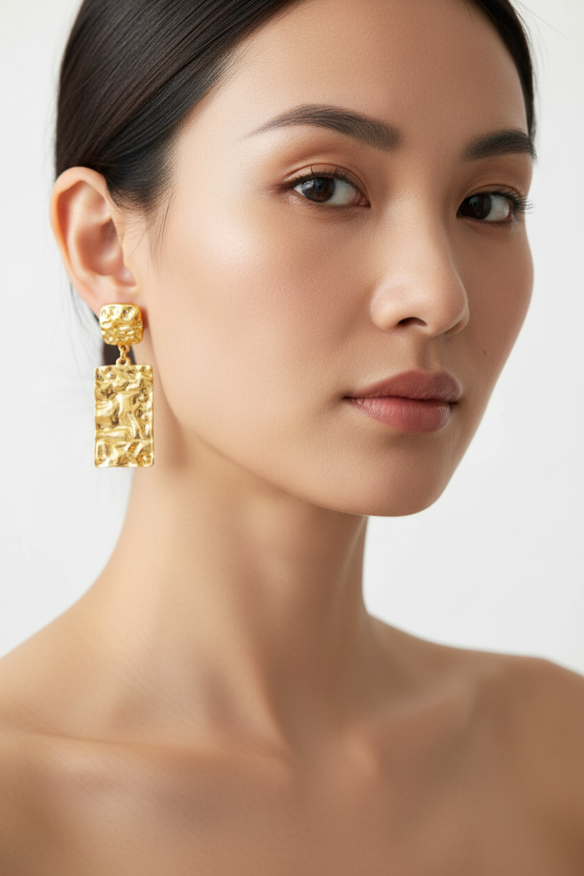 Modèle asiatique avec boucles d'oreilles proportionnées